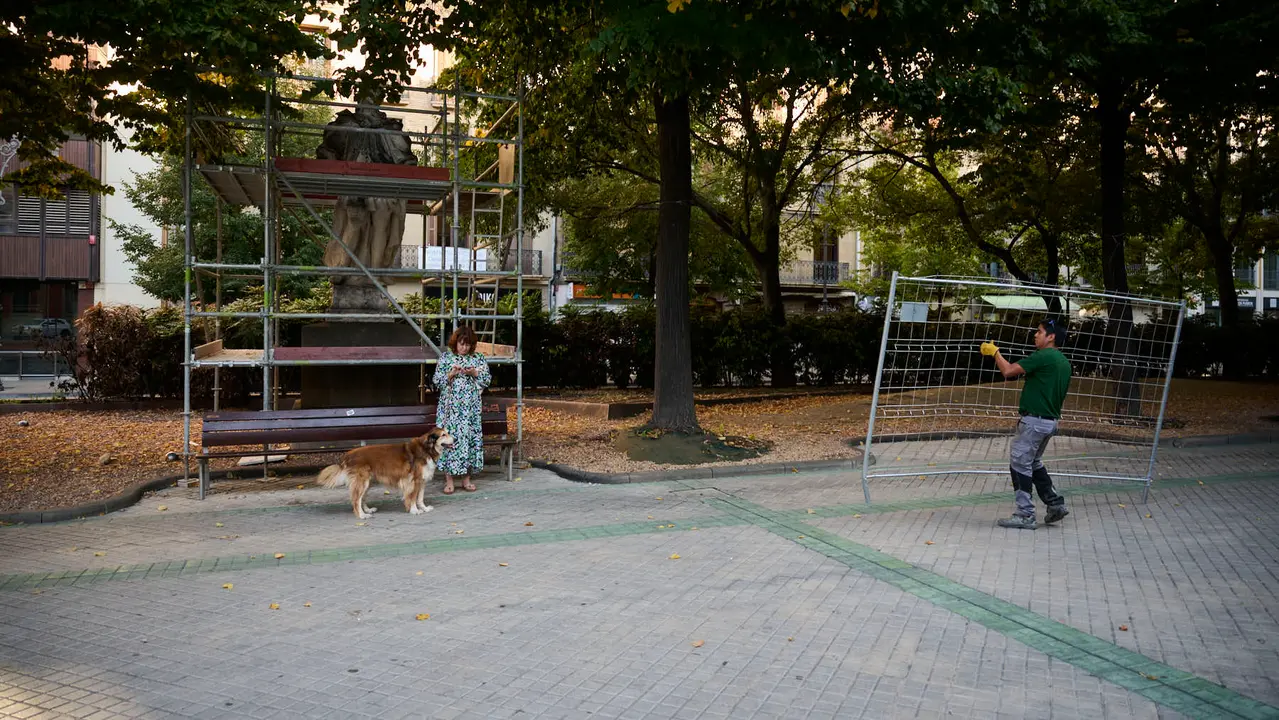 Preparación de la restauración de las estátuas del Paseo Sarasate. PABLO LASAOSA