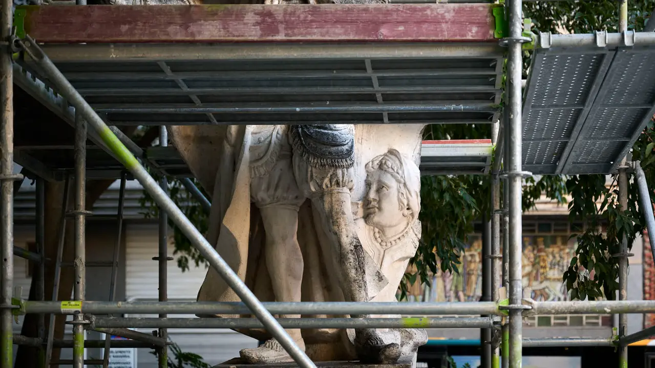Preparación de la restauración de las estátuas del Paseo Sarasate. PABLO LASAOSA