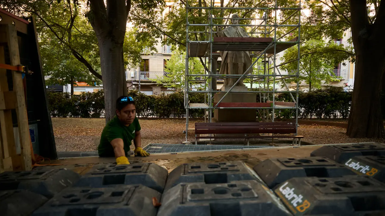 Preparación de la restauración de las estátuas del Paseo Sarasate. PABLO LASAOSA