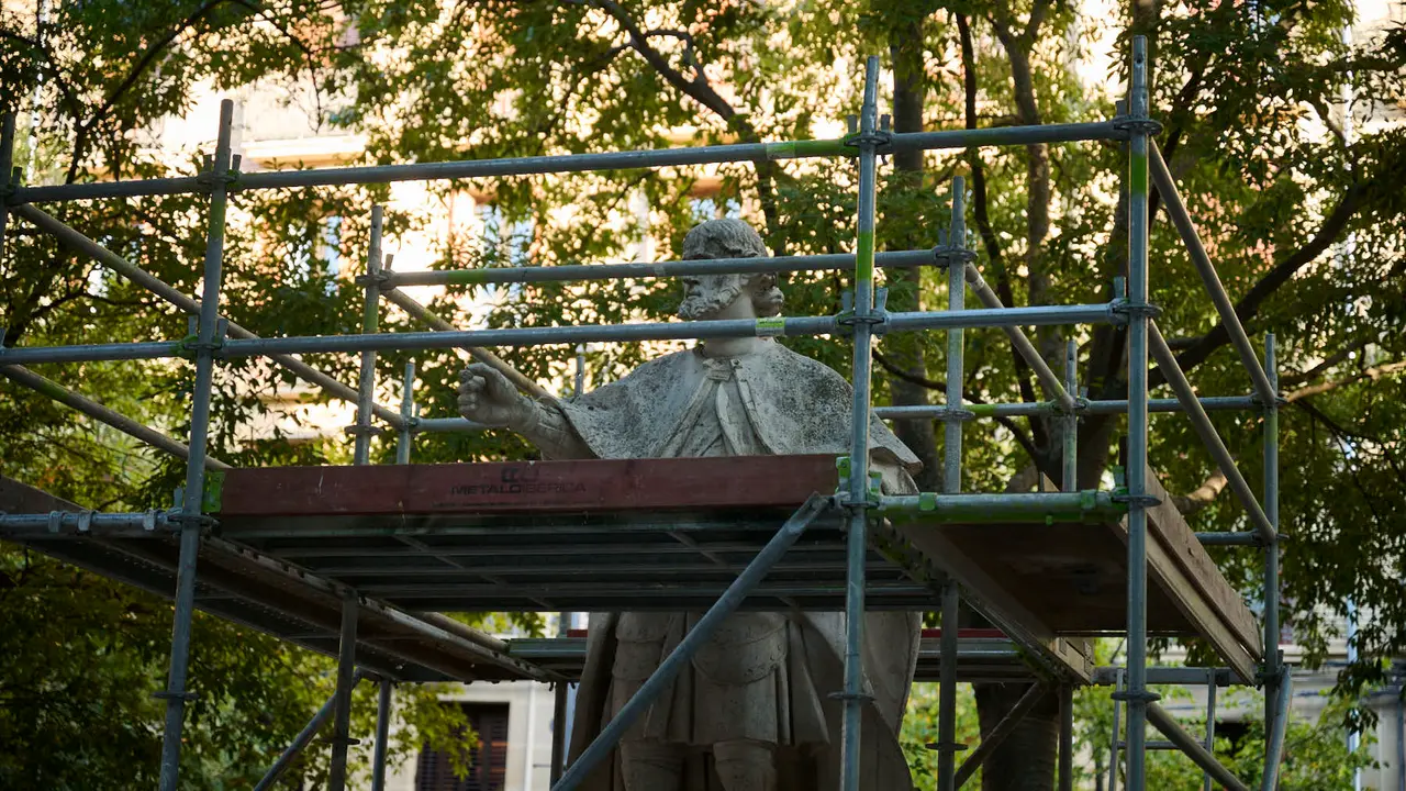 Preparación de la restauración de las estátuas del Paseo Sarasate. PABLO LASAOSA