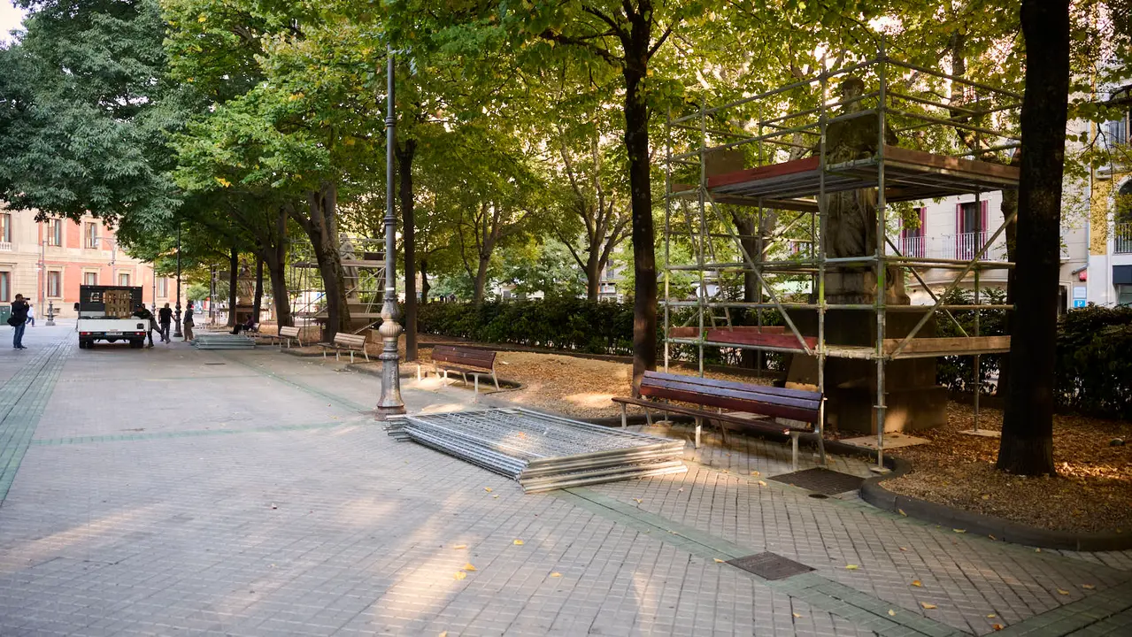 Preparación de la restauración de las estátuas del Paseo Sarasate. PABLO LASAOSA