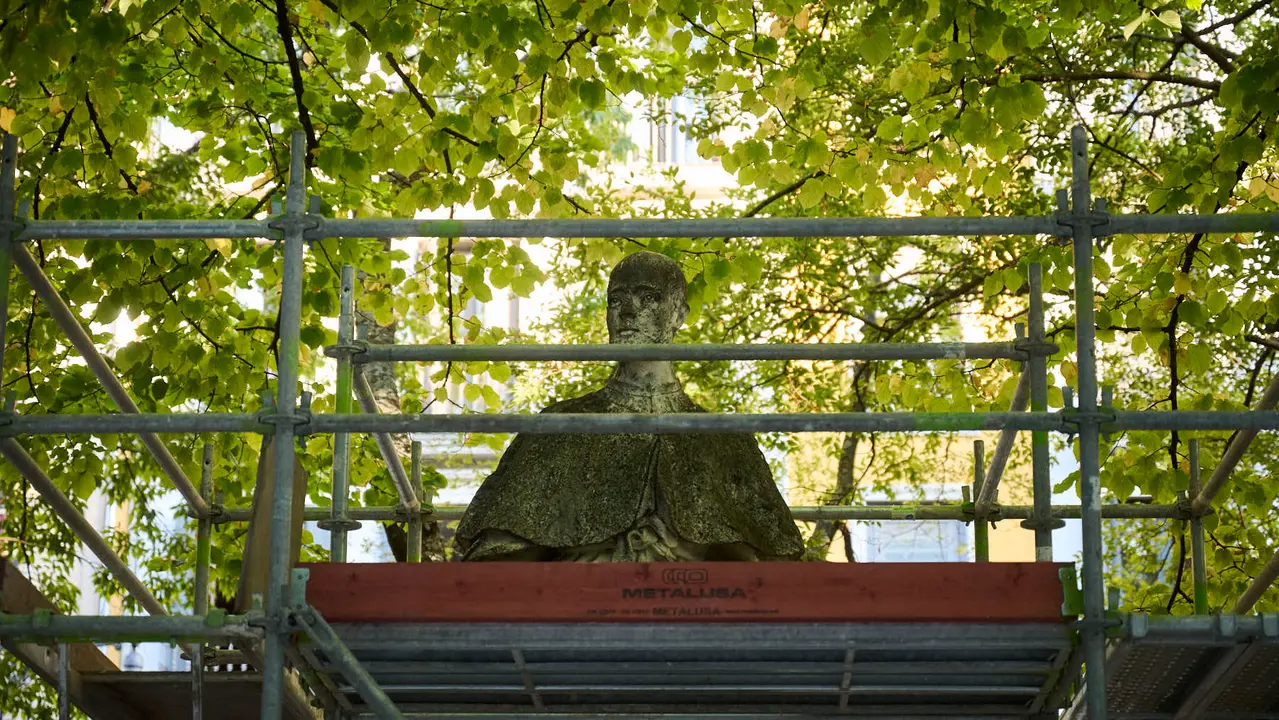 Preparación de la restauración de las estátuas del Paseo Sarasate. PABLO LASAOSA