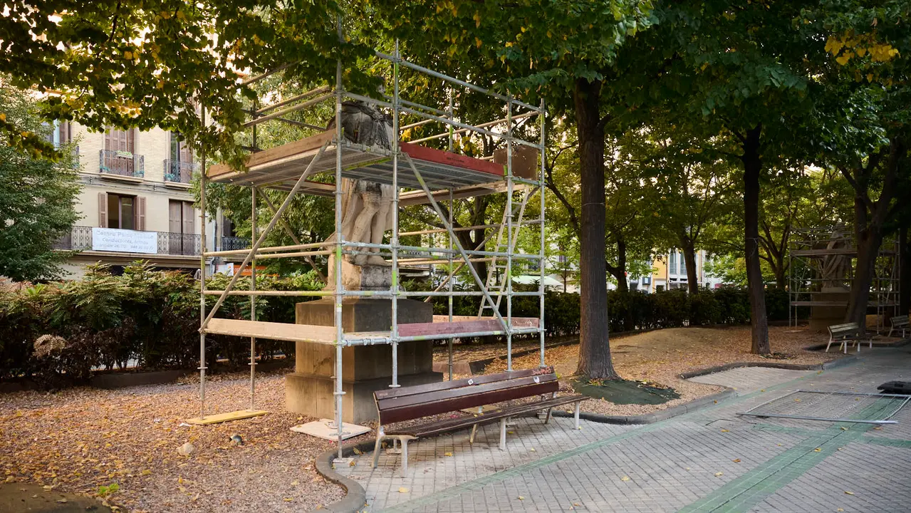 Preparación de la restauración de las estátuas del Paseo Sarasate. PABLO LASAOSA