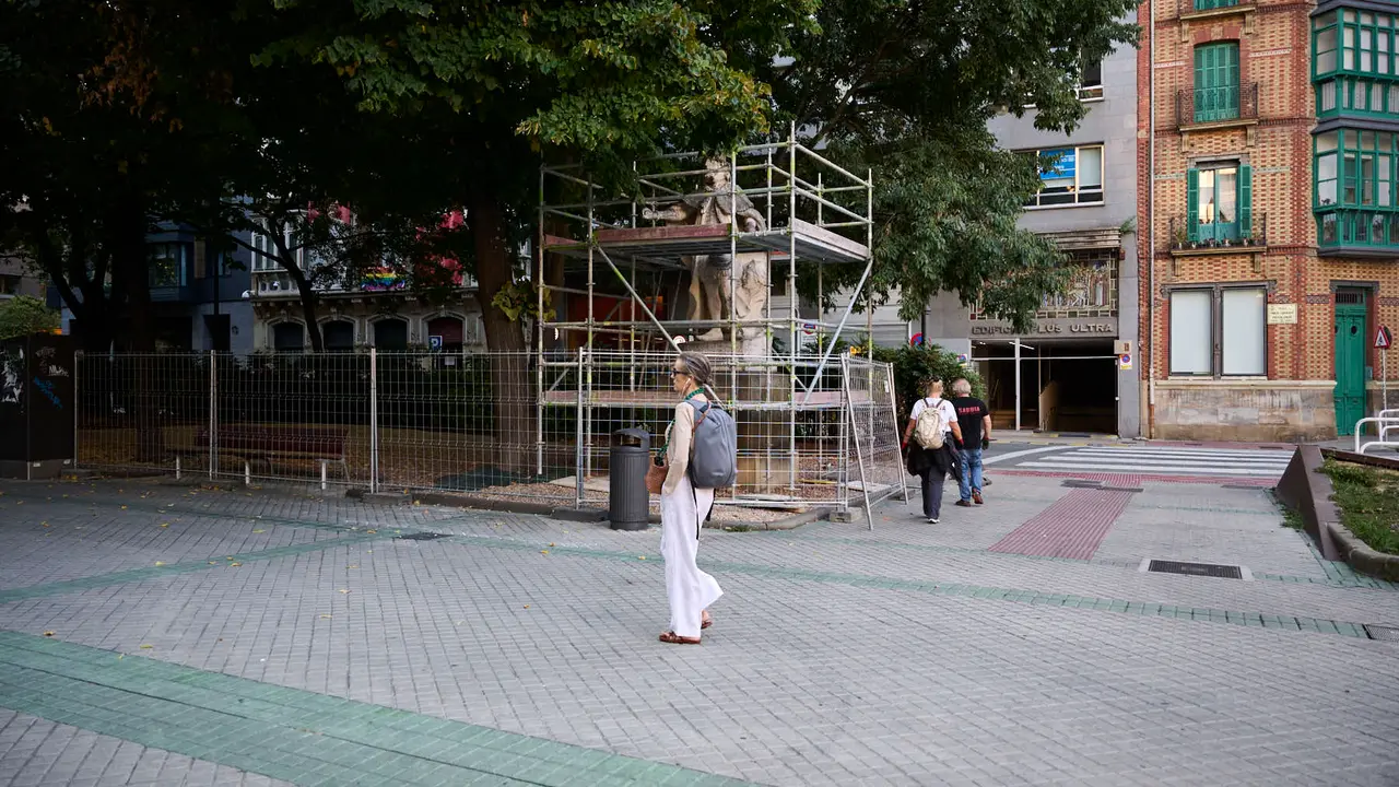 Preparación de la restauración de las estátuas del Paseo Sarasate. PABLO LASAOSA