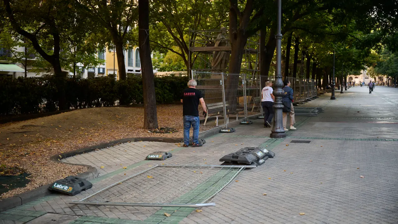 Preparación de la restauración de las estátuas del Paseo Sarasate. PABLO LASAOSA