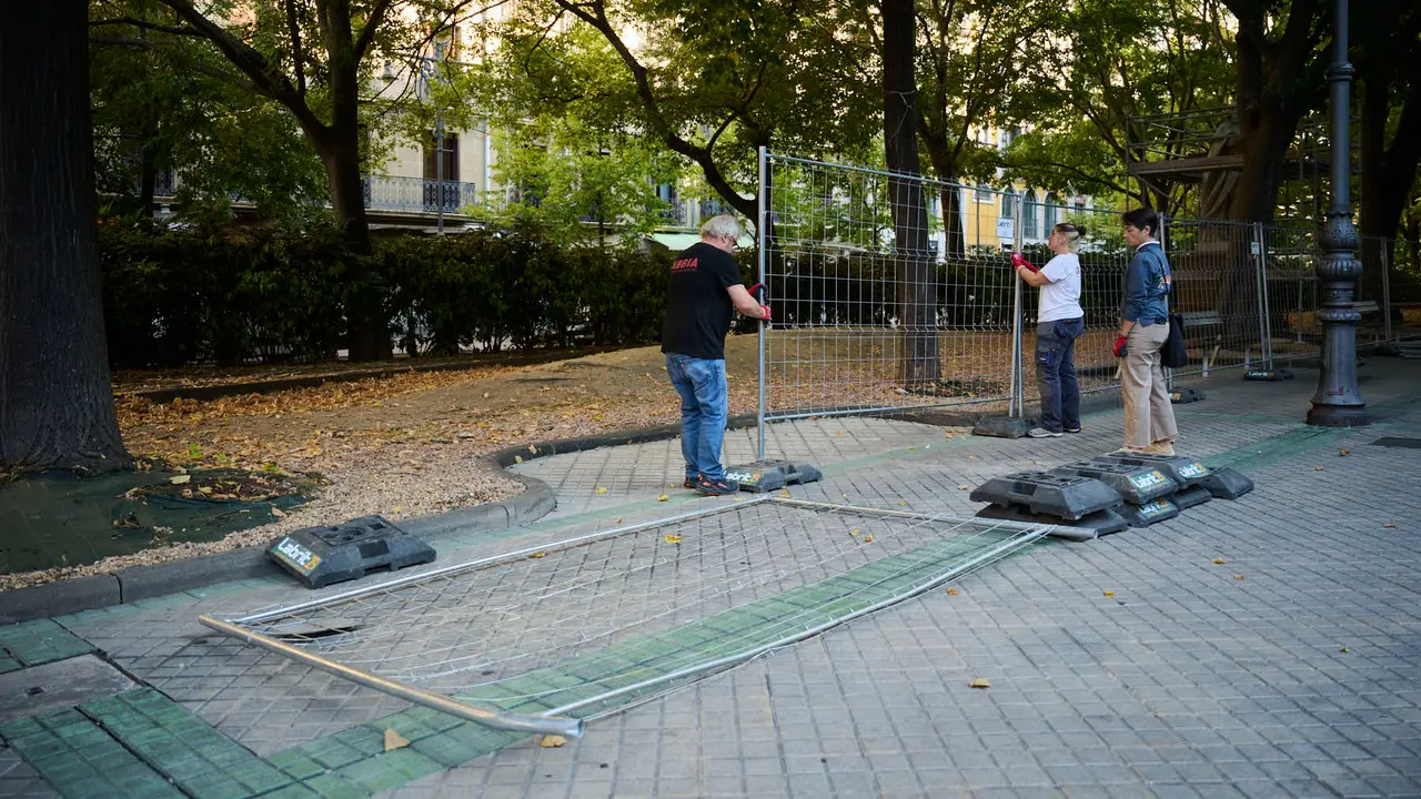 Preparación de la restauración de las estátuas del Paseo Sarasate. PABLO LASAOSA