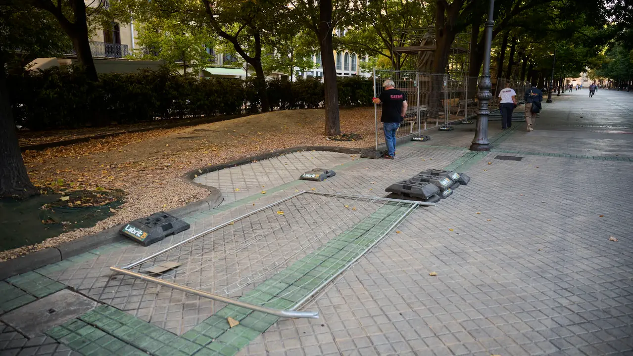 Preparación de la restauración de las estátuas del Paseo Sarasate. PABLO LASAOSA