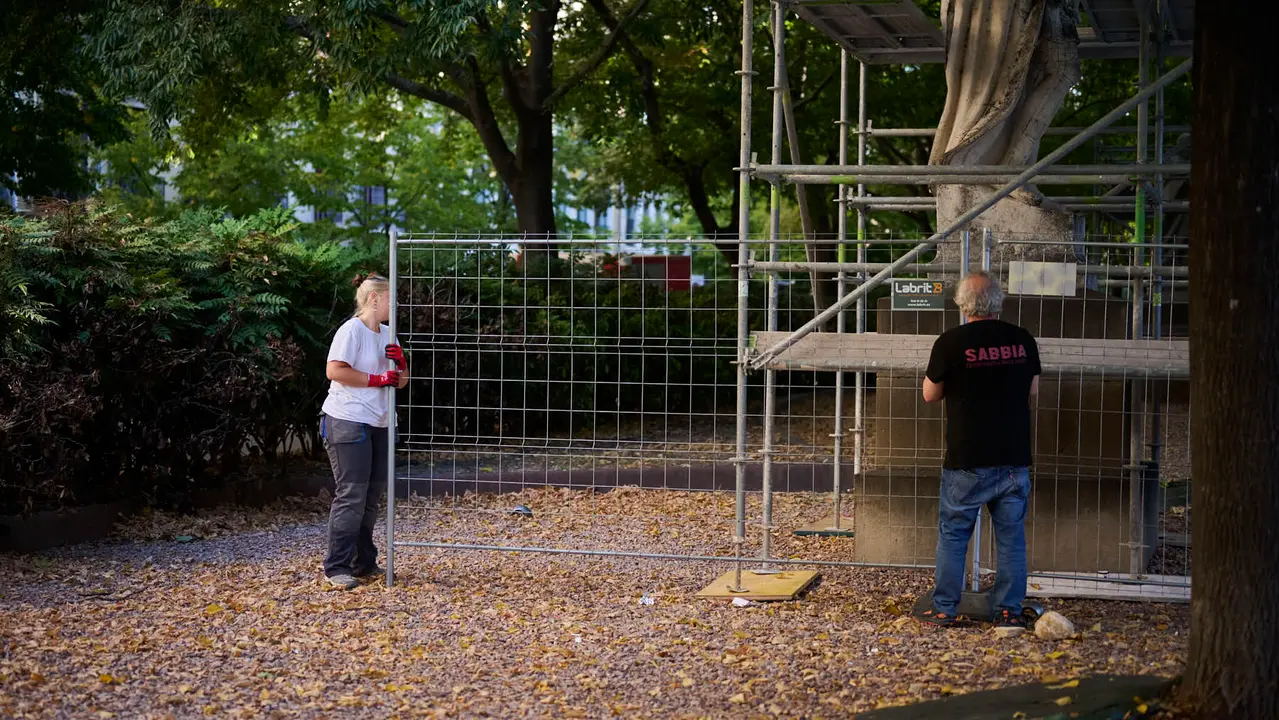 Preparación de la restauración de las estátuas del Paseo Sarasate. PABLO LASAOSA
