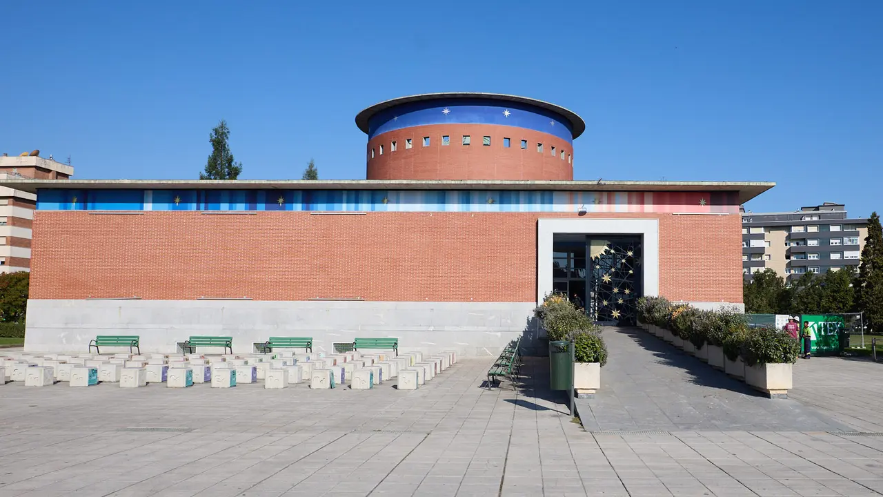 Estado del Planetario de Pamplona tras el incendio del pasado mes de enero y en cuyo interior han comenzado las tareas de desescombro en la Sala Tornamira, la más afectada por el fuego. IÑIGO ALZUGARAY