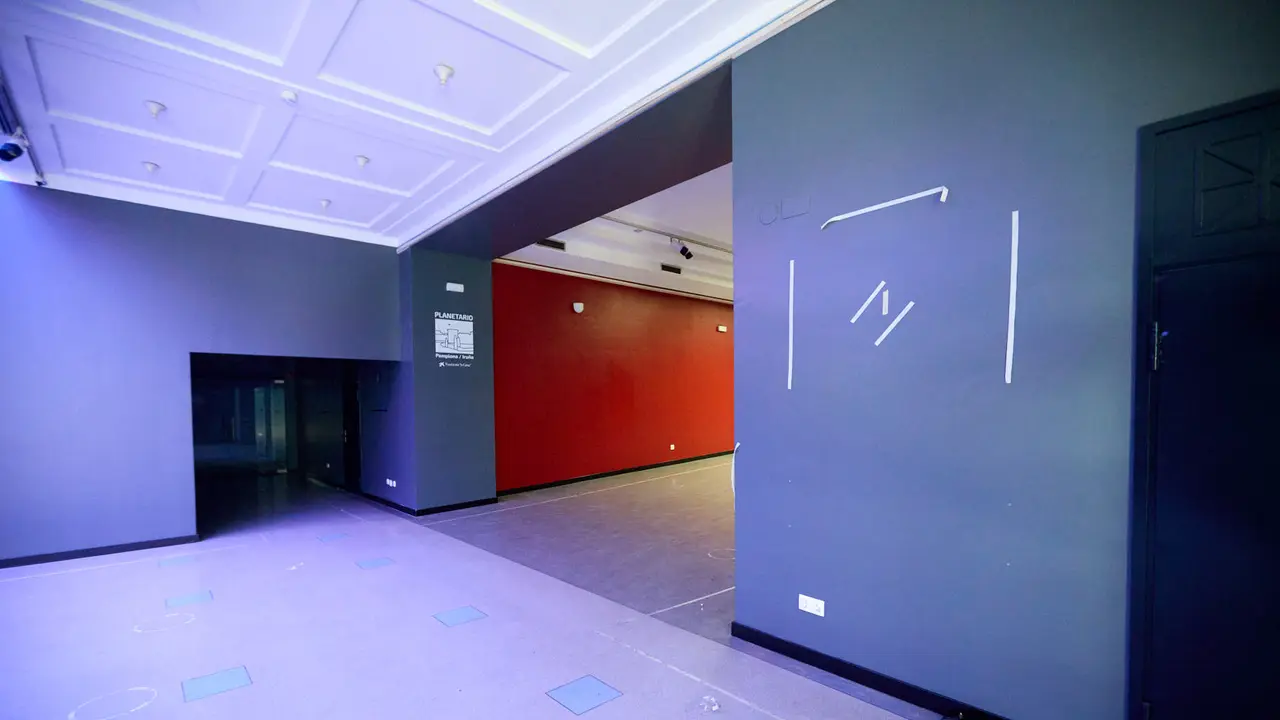 Estado del Planetario de Pamplona tras el incendio del pasado mes de enero y en cuyo interior han comenzado las tareas de desescombro en la Sala Tornamira, la más afectada por el fuego. IÑIGO ALZUGARAY