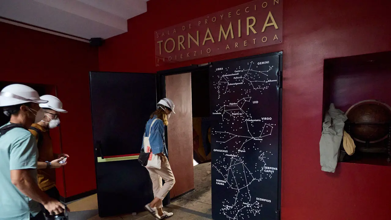 Estado del Planetario de Pamplona tras el incendio del pasado mes de enero y en cuyo interior han comenzado las tareas de desescombro en la Sala Tornamira, la más afectada por el fuego. IÑIGO ALZUGARAY
