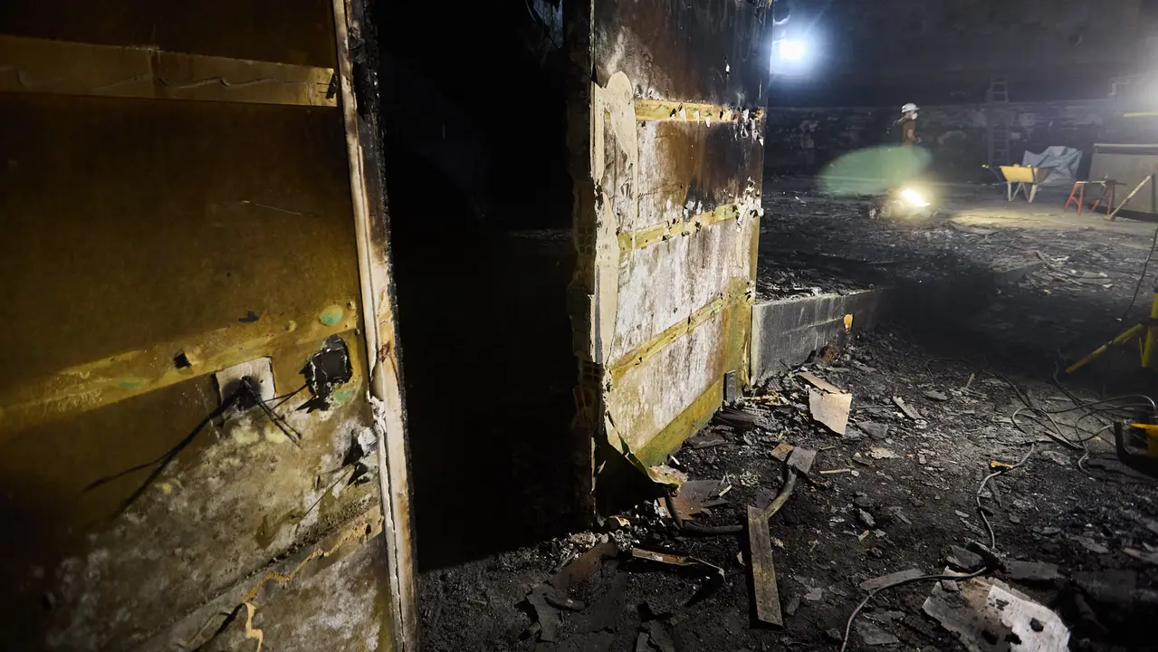 Estado del Planetario de Pamplona tras el incendio del pasado mes de enero y en cuyo interior han comenzado las tareas de desescombro en la Sala Tornamira, la más afectada por el fuego. IÑIGO ALZUGARAY