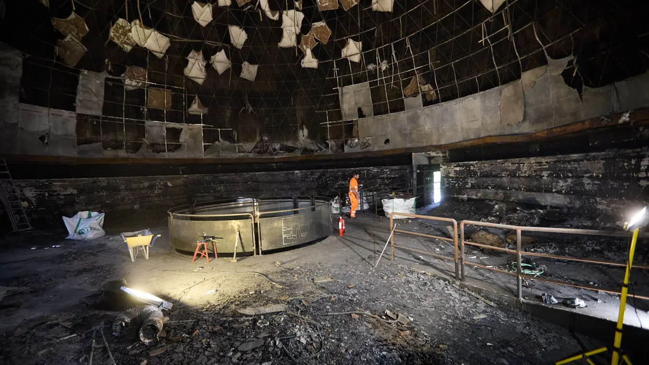 Estado del Planetario de Pamplona tras el incendio del pasado mes de enero y en cuyo interior han comenzado las tareas de desescombro en la Sala Tornamira, la más afectada por el fuego. IÑIGO ALZUGARAY