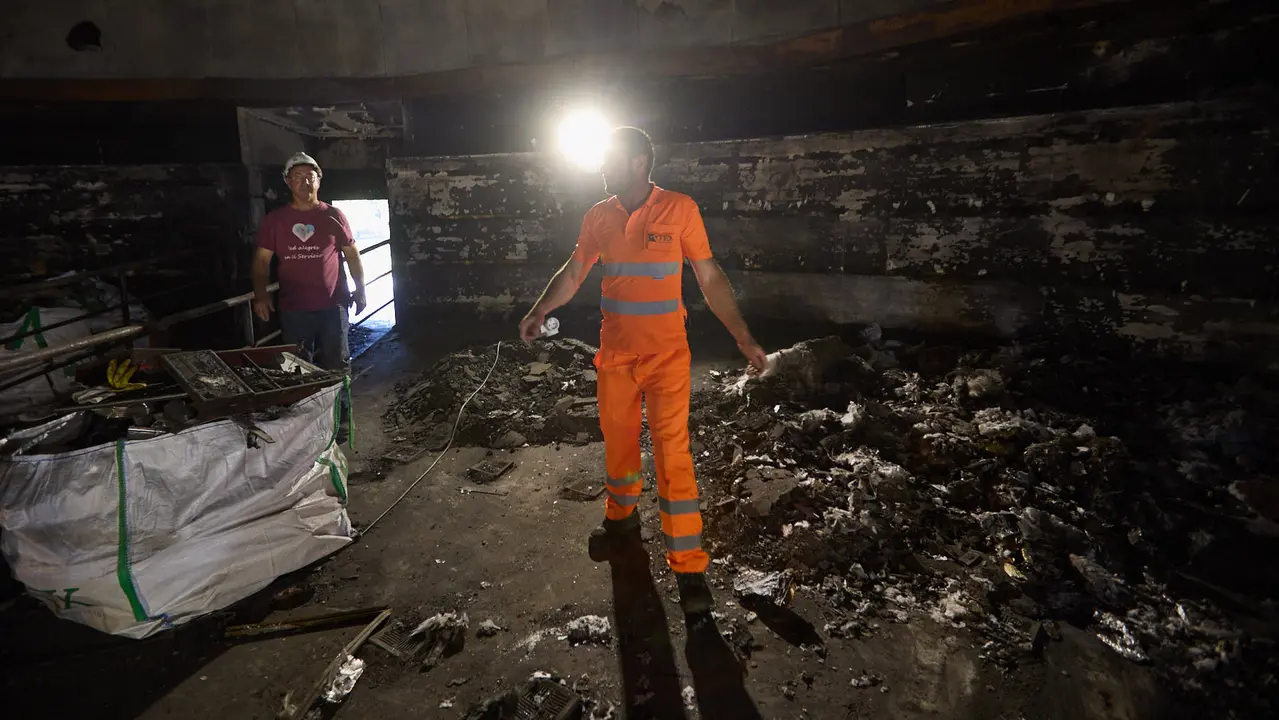 Estado del Planetario de Pamplona tras el incendio del pasado mes de enero y en cuyo interior han comenzado las tareas de desescombro en la Sala Tornamira, la más afectada por el fuego. IÑIGO ALZUGARAY