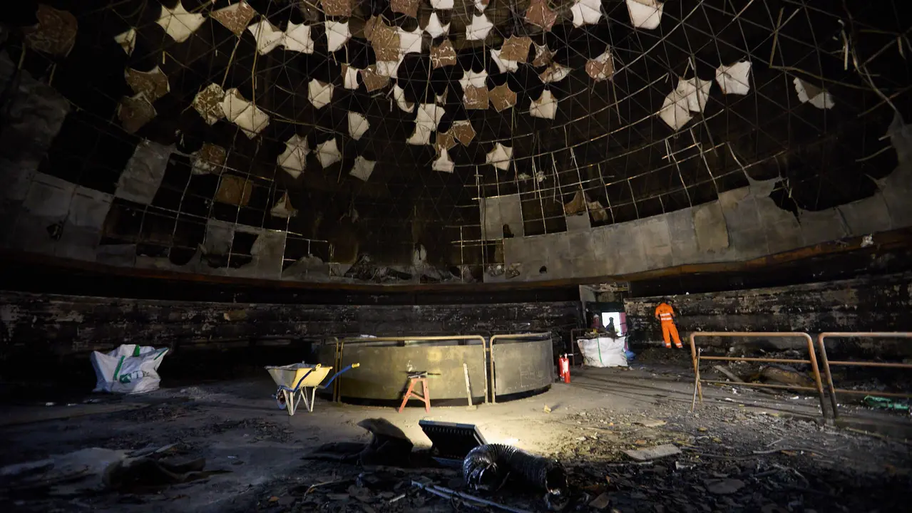 Estado del Planetario de Pamplona tras el incendio del pasado mes de enero y en cuyo interior han comenzado las tareas de desescombro en la Sala Tornamira, la más afectada por el fuego. IÑIGO ALZUGARAY