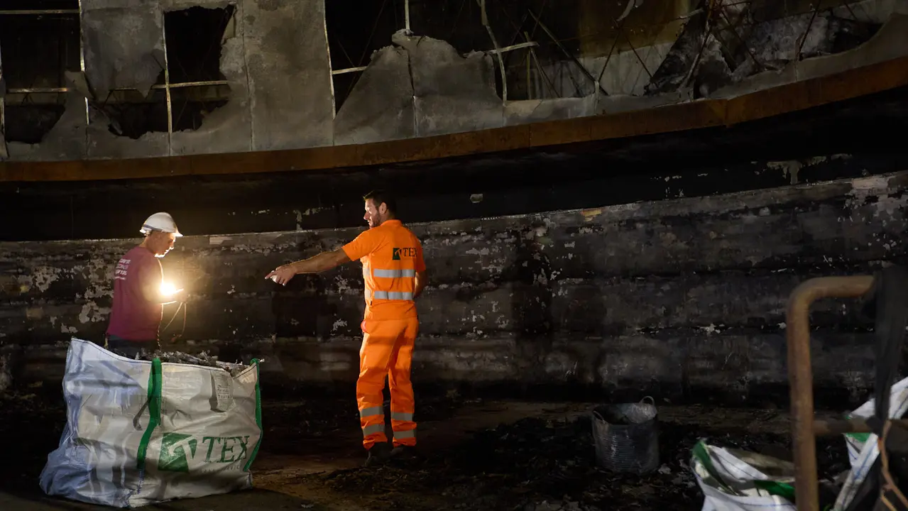 Estado del Planetario de Pamplona tras el incendio del pasado mes de enero y en cuyo interior han comenzado las tareas de desescombro en la Sala Tornamira, la más afectada por el fuego. IÑIGO ALZUGARAY