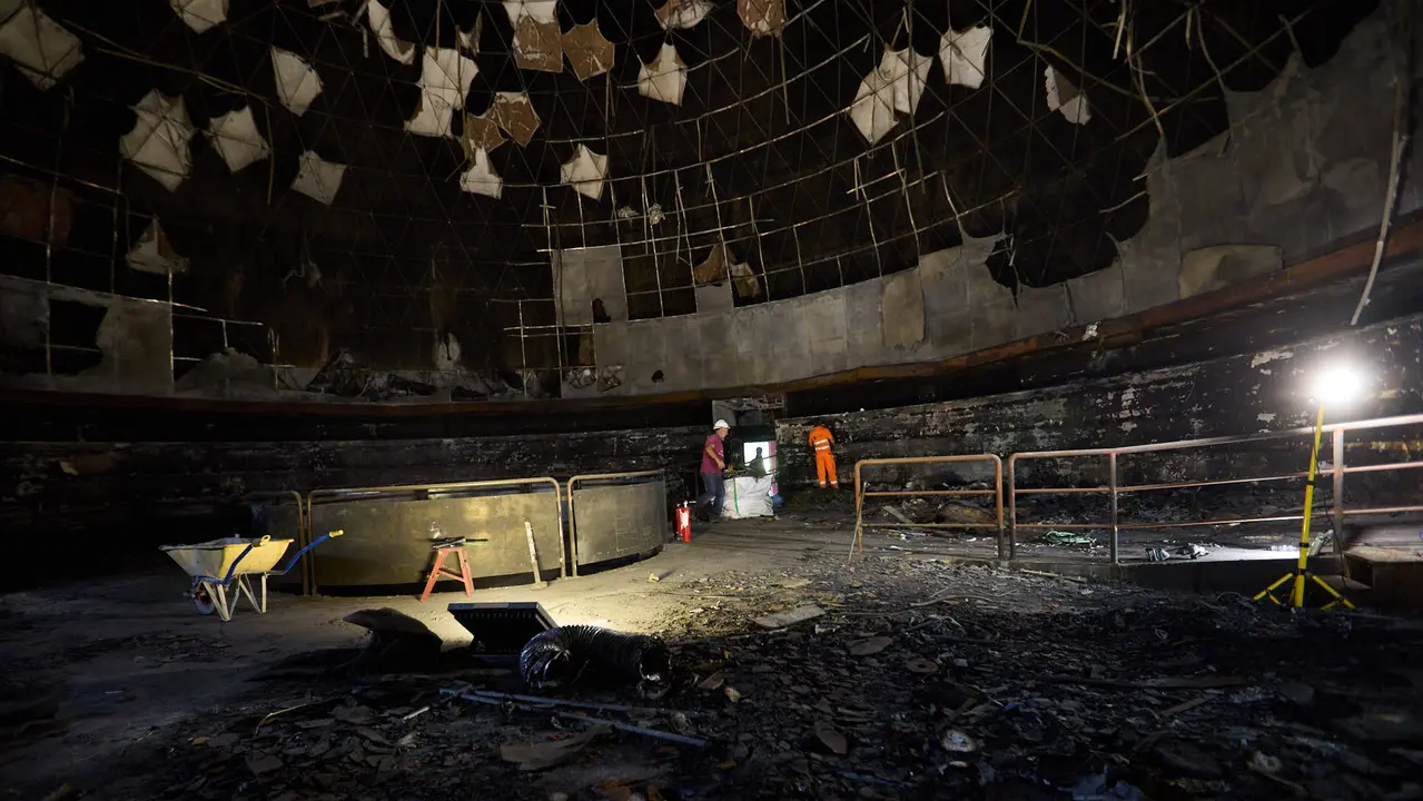 Estado del Planetario de Pamplona tras el incendio del pasado mes de enero y en cuyo interior han comenzado las tareas de desescombro en la Sala Tornamira, la más afectada por el fuego. IÑIGO ALZUGARAY