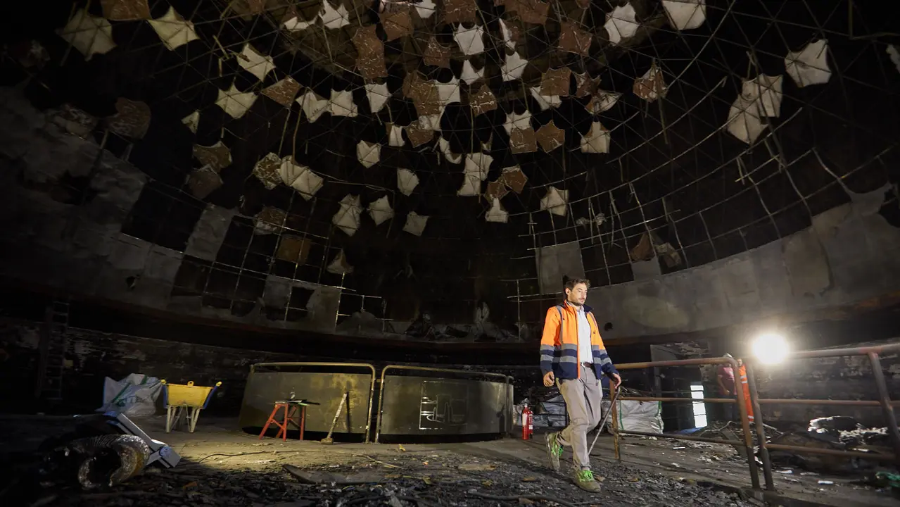 Estado del Planetario de Pamplona tras el incendio del pasado mes de enero y en cuyo interior han comenzado las tareas de desescombro en la Sala Tornamira, la más afectada por el fuego. IÑIGO ALZUGARAY
