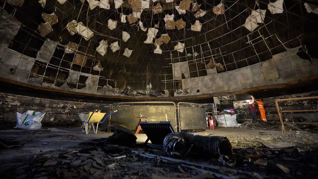 Estado del Planetario de Pamplona tras el incendio del pasado mes de enero y en cuyo interior han comenzado las tareas de desescombro en la Sala Tornamira, la más afectada por el fuego. IÑIGO ALZUGARAY