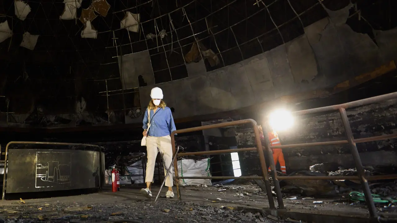 Estado del Planetario de Pamplona tras el incendio del pasado mes de enero y en cuyo interior han comenzado las tareas de desescombro en la Sala Tornamira, la más afectada por el fuego. IÑIGO ALZUGARAY