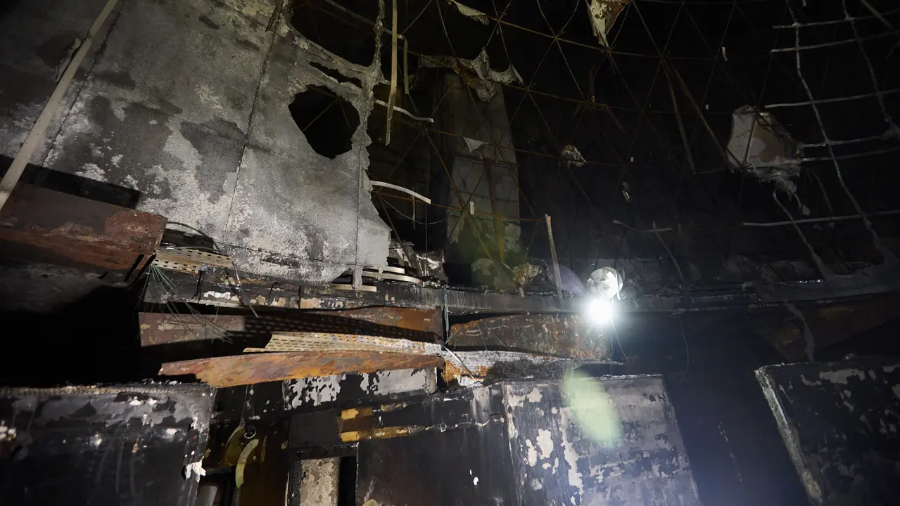 Estado del Planetario de Pamplona tras el incendio del pasado mes de enero y en cuyo interior han comenzado las tareas de desescombro en la Sala Tornamira, la más afectada por el fuego. IÑIGO ALZUGARAY