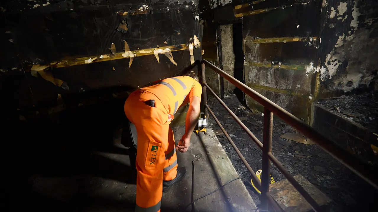 Estado del Planetario de Pamplona tras el incendio del pasado mes de enero y en cuyo interior han comenzado las tareas de desescombro en la Sala Tornamira, la más afectada por el fuego. IÑIGO ALZUGARAY