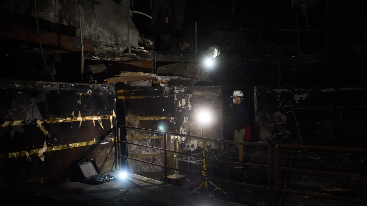 Estado del Planetario de Pamplona tras el incendio del pasado mes de enero y en cuyo interior han comenzado las tareas de desescombro en la Sala Tornamira, la más afectada por el fuego. IÑIGO ALZUGARAY