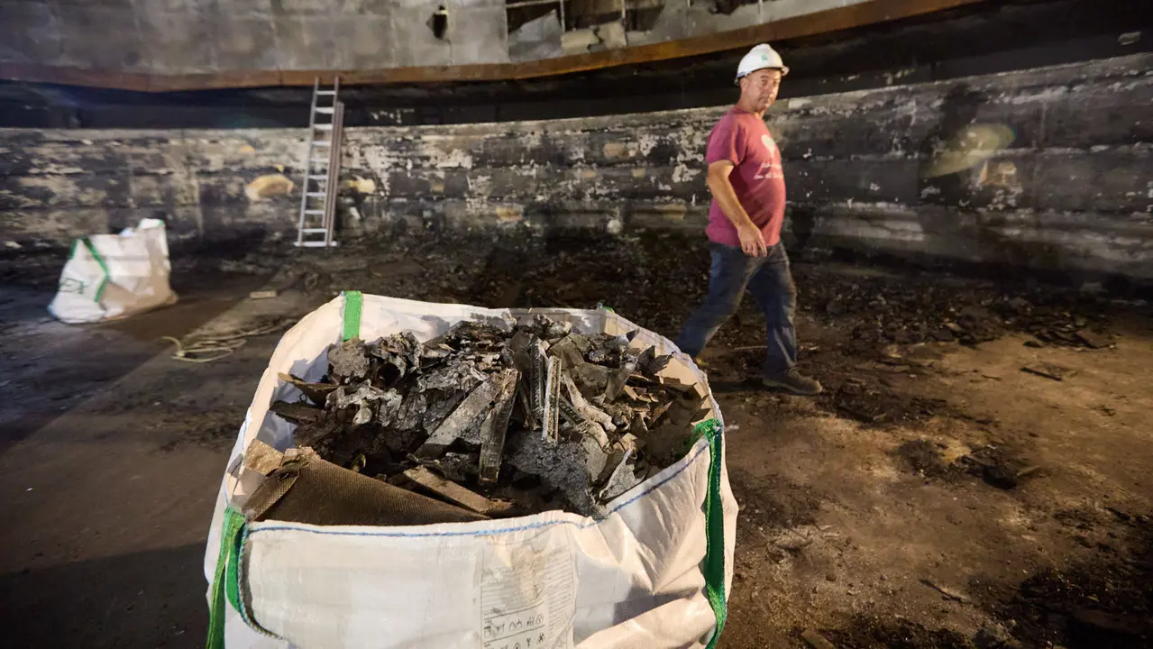 Estado del Planetario de Pamplona tras el incendio del pasado mes de enero y en cuyo interior han comenzado las tareas de desescombro en la Sala Tornamira, la más afectada por el fuego. IÑIGO ALZUGARAY
