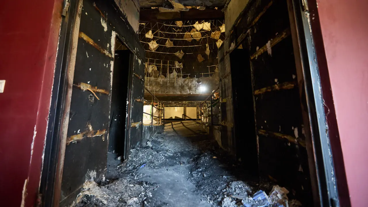 Estado del Planetario de Pamplona tras el incendio del pasado mes de enero y en cuyo interior han comenzado las tareas de desescombro en la Sala Tornamira, la más afectada por el fuego. IÑIGO ALZUGARAY