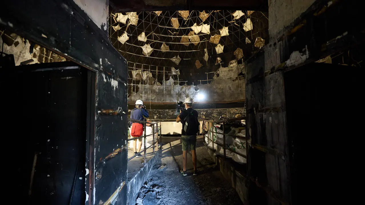 Estado del Planetario de Pamplona tras el incendio del pasado mes de enero y en cuyo interior han comenzado las tareas de desescombro en la Sala Tornamira, la más afectada por el fuego. IÑIGO ALZUGARAY