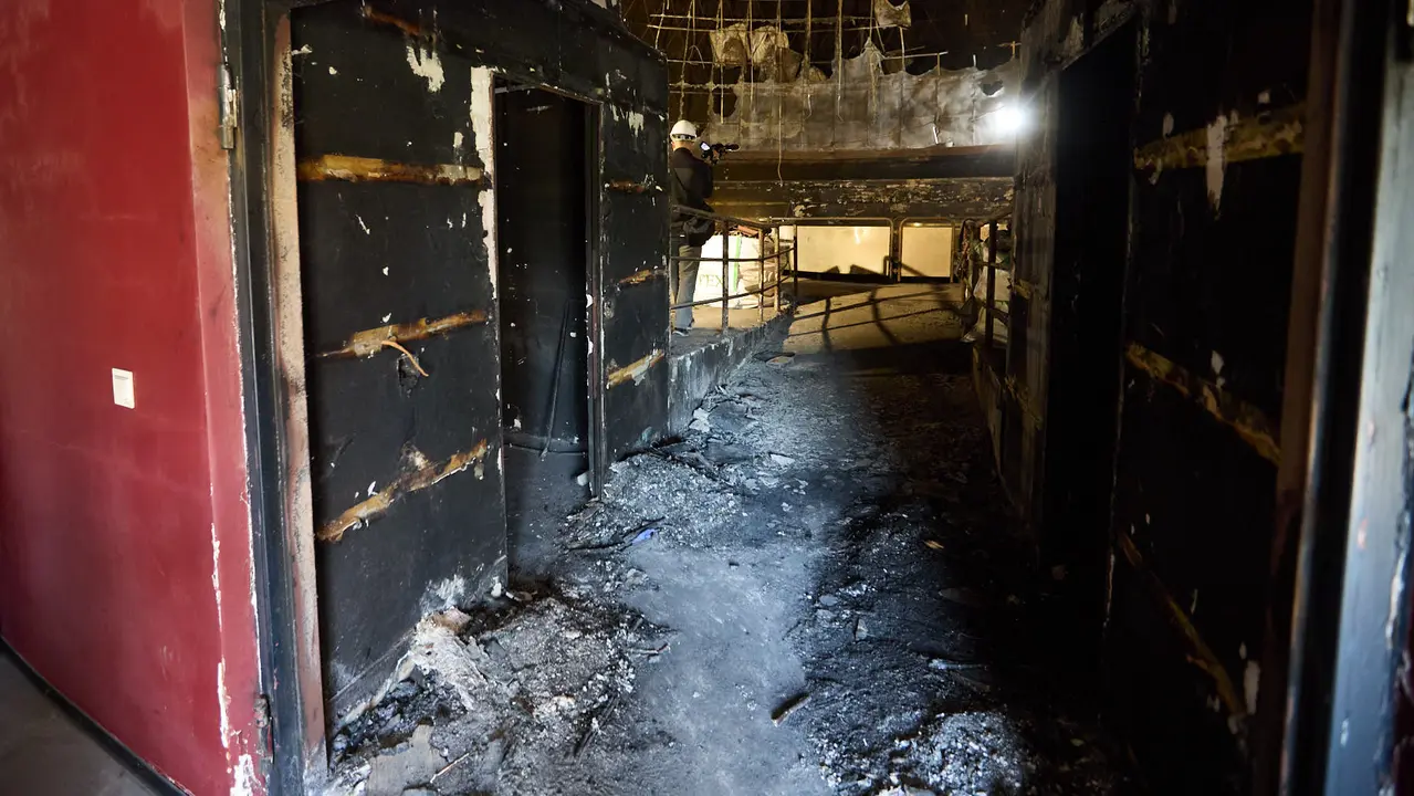 Estado del Planetario de Pamplona tras el incendio del pasado mes de enero y en cuyo interior han comenzado las tareas de desescombro en la Sala Tornamira, la más afectada por el fuego. IÑIGO ALZUGARAY