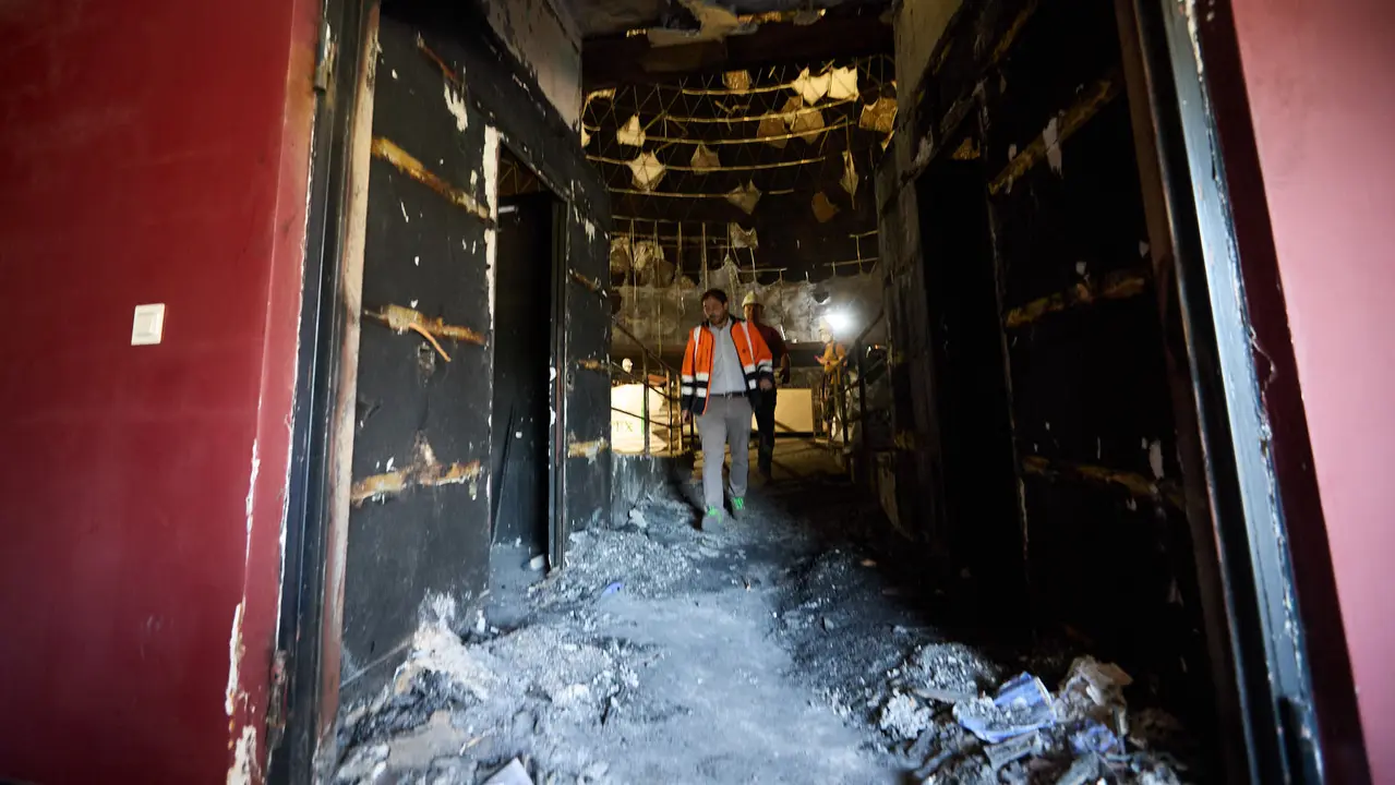 Estado del Planetario de Pamplona tras el incendio del pasado mes de enero y en cuyo interior han comenzado las tareas de desescombro en la Sala Tornamira, la más afectada por el fuego. IÑIGO ALZUGARAY