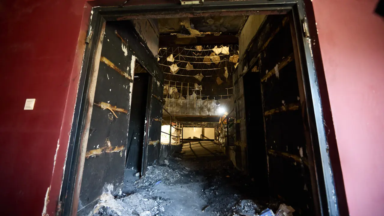 Estado del Planetario de Pamplona tras el incendio del pasado mes de enero y en cuyo interior han comenzado las tareas de desescombro en la Sala Tornamira, la más afectada por el fuego. IÑIGO ALZUGARAY