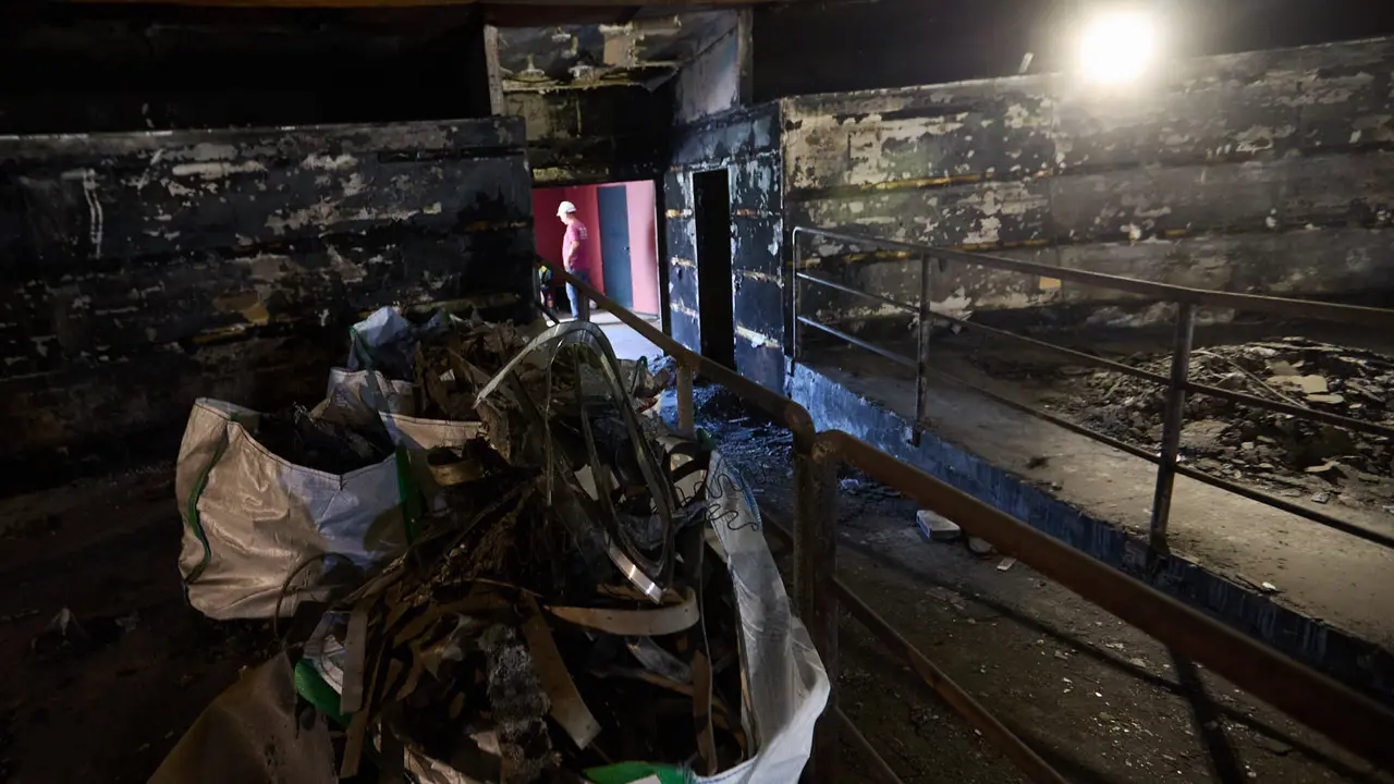 Estado del Planetario de Pamplona tras el incendio del pasado mes de enero y en cuyo interior han comenzado las tareas de desescombro en la Sala Tornamira, la más afectada por el fuego. IÑIGO ALZUGARAY
