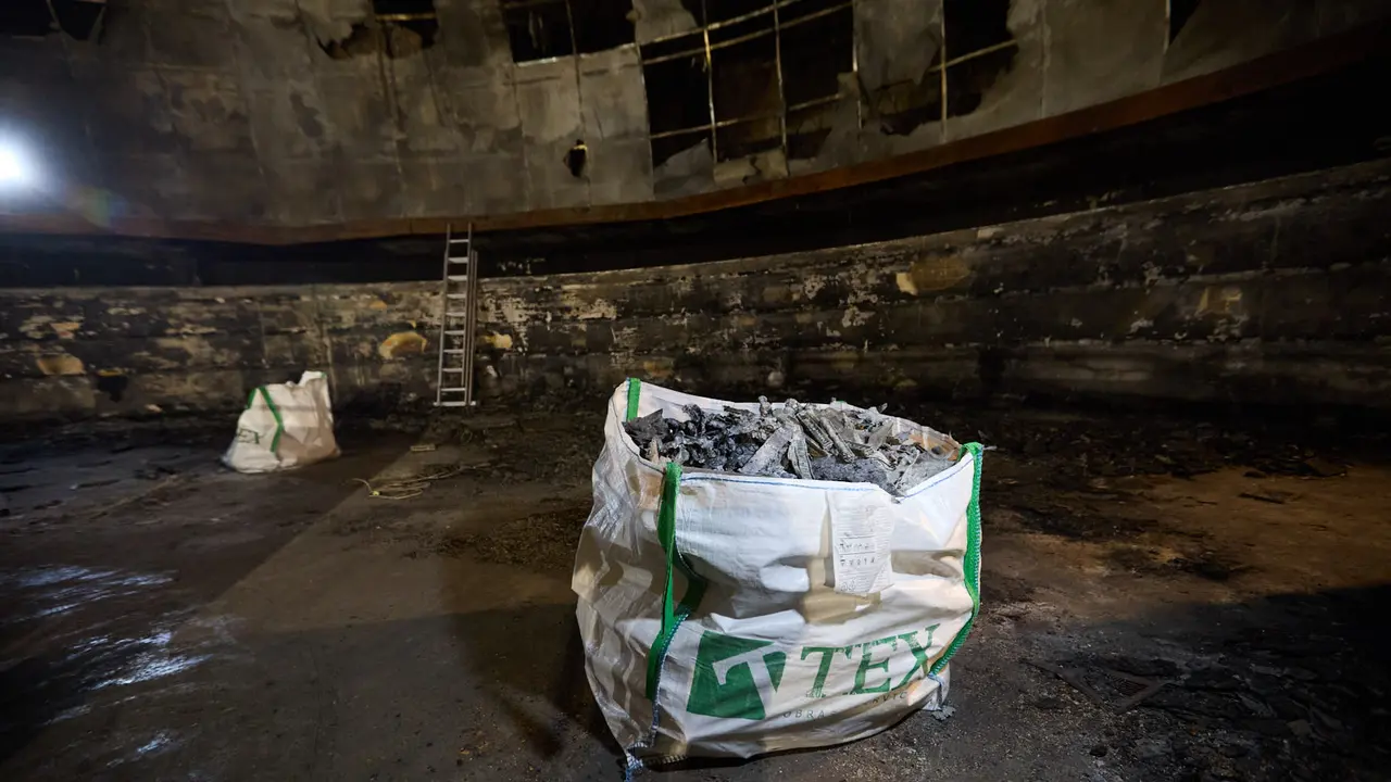 Estado del Planetario de Pamplona tras el incendio del pasado mes de enero y en cuyo interior han comenzado las tareas de desescombro en la Sala Tornamira, la más afectada por el fuego. IÑIGO ALZUGARAY