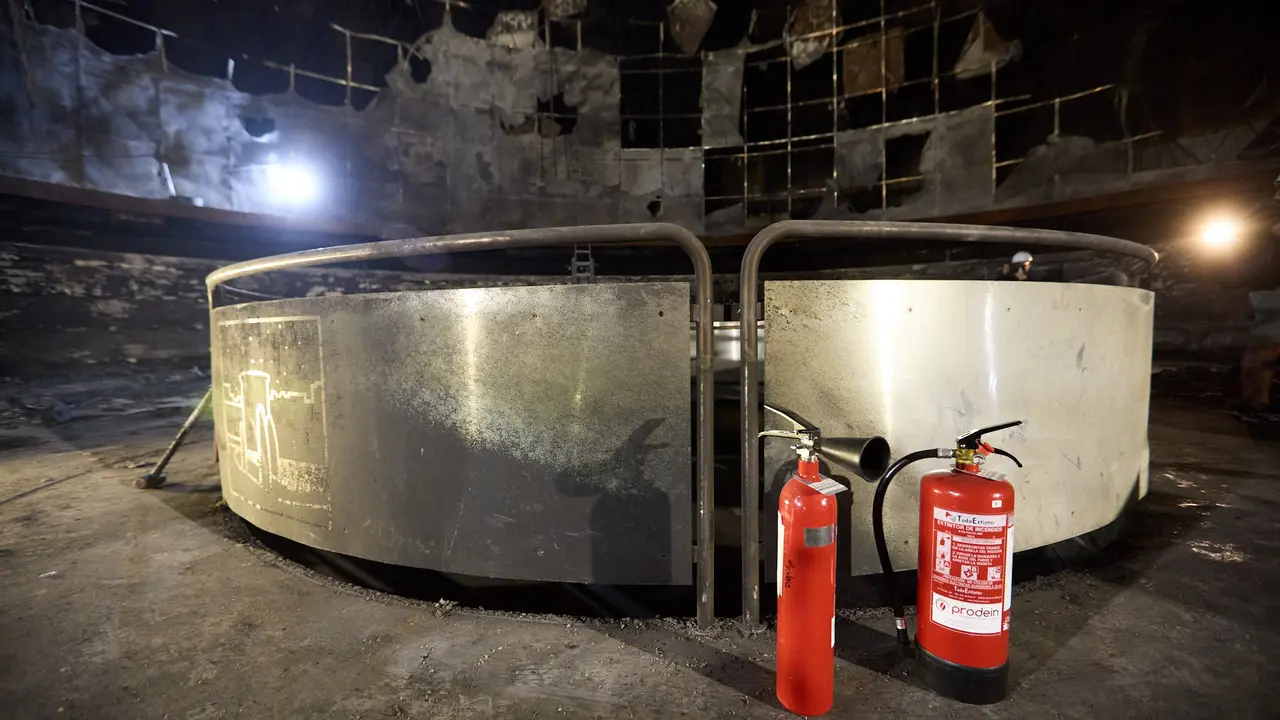 Estado del Planetario de Pamplona tras el incendio del pasado mes de enero y en cuyo interior han comenzado las tareas de desescombro en la Sala Tornamira, la más afectada por el fuego. IÑIGO ALZUGARAY
