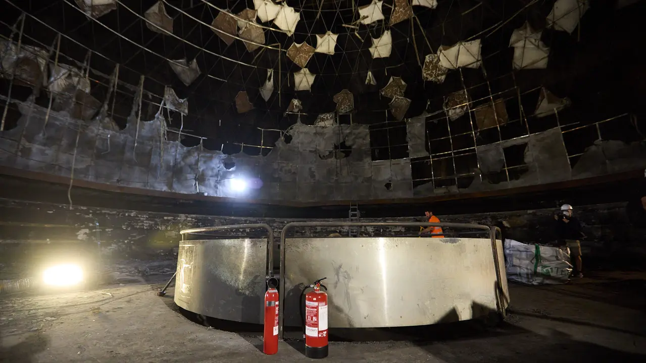Estado del Planetario de Pamplona tras el incendio del pasado mes de enero y en cuyo interior han comenzado las tareas de desescombro en la Sala Tornamira, la más afectada por el fuego. IÑIGO ALZUGARAY
