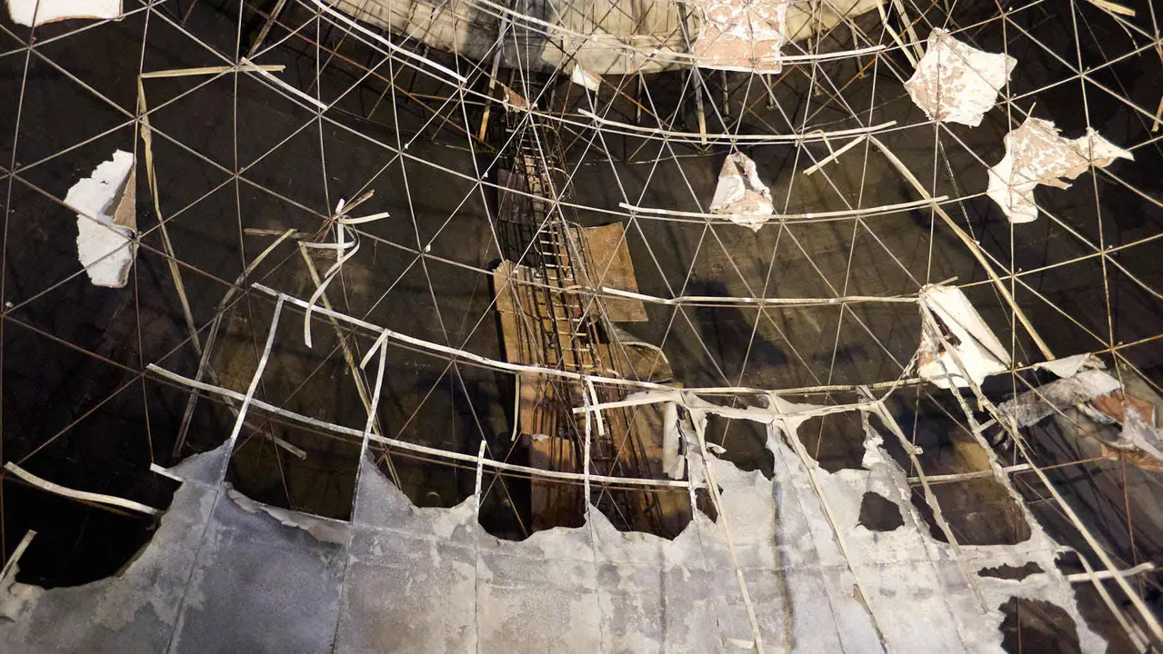 Estado del Planetario de Pamplona tras el incendio del pasado mes de enero y en cuyo interior han comenzado las tareas de desescombro en la Sala Tornamira, la más afectada por el fuego. IÑIGO ALZUGARAY