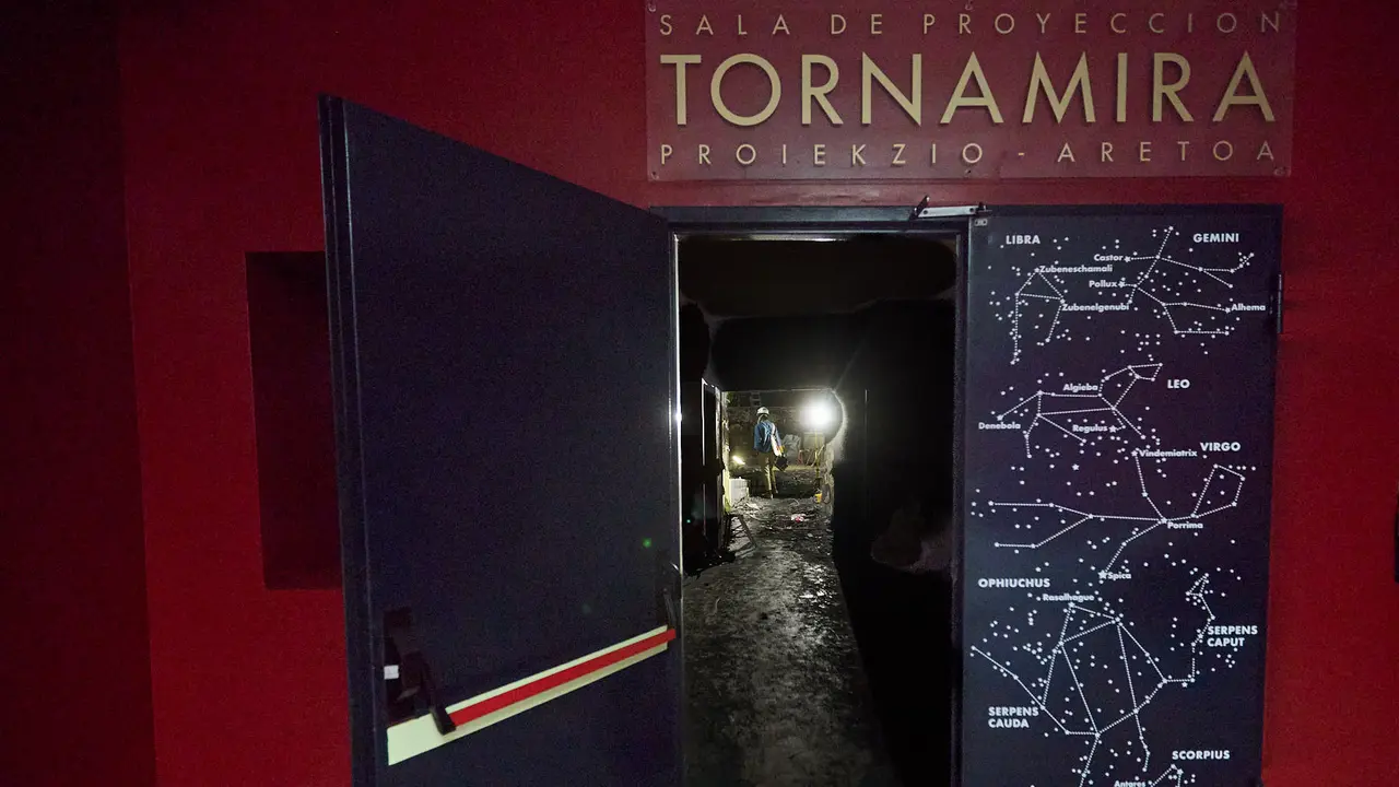 Estado del Planetario de Pamplona tras el incendio del pasado mes de enero y en cuyo interior han comenzado las tareas de desescombro en la Sala Tornamira, la más afectada por el fuego. IÑIGO ALZUGARAY