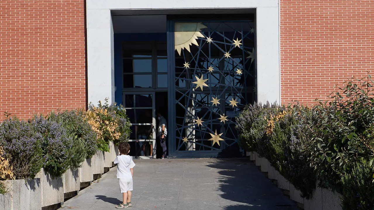 Estado del Planetario de Pamplona tras el incendio del pasado mes de enero y en cuyo interior han comenzado las tareas de desescombro en la Sala Tornamira, la más afectada por el fuego. IÑIGO ALZUGARAY