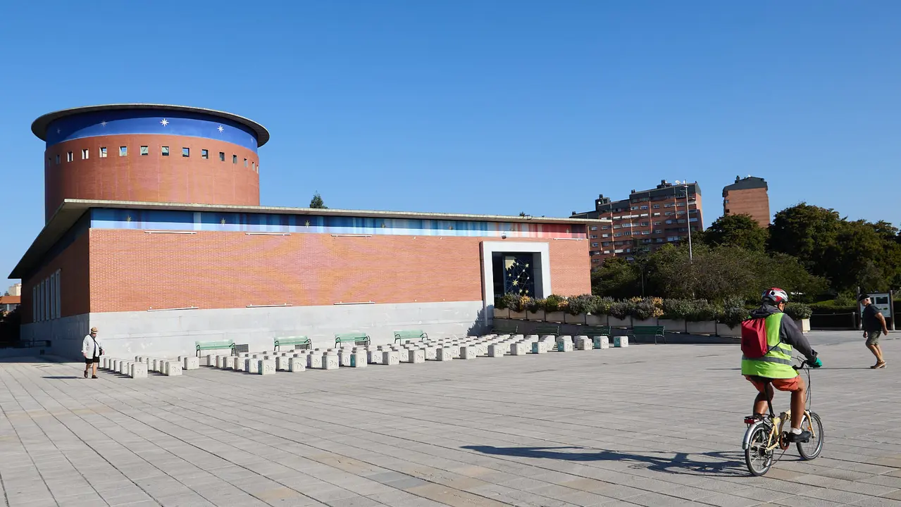 Estado del Planetario de Pamplona tras el incendio del pasado mes de enero y en cuyo interior han comenzado las tareas de desescombro en la Sala Tornamira, la más afectada por el fuego. IÑIGO ALZUGARAY