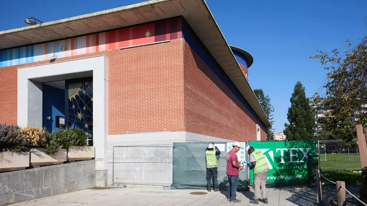 Estado del Planetario de Pamplona tras el incendio del pasado mes de enero y en cuyo interior han comenzado las tareas de desescombro en la Sala Tornamira, la más afectada por el fuego. IÑIGO ALZUGARAY