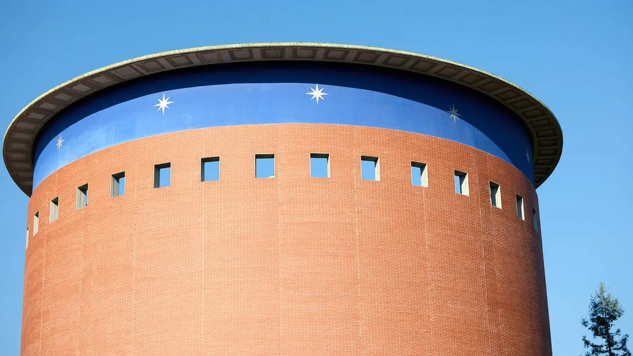 Estado del Planetario de Pamplona tras el incendio del pasado mes de enero y en cuyo interior han comenzado las tareas de desescombro en la Sala Tornamira, la más afectada por el fuego. IÑIGO ALZUGARAY