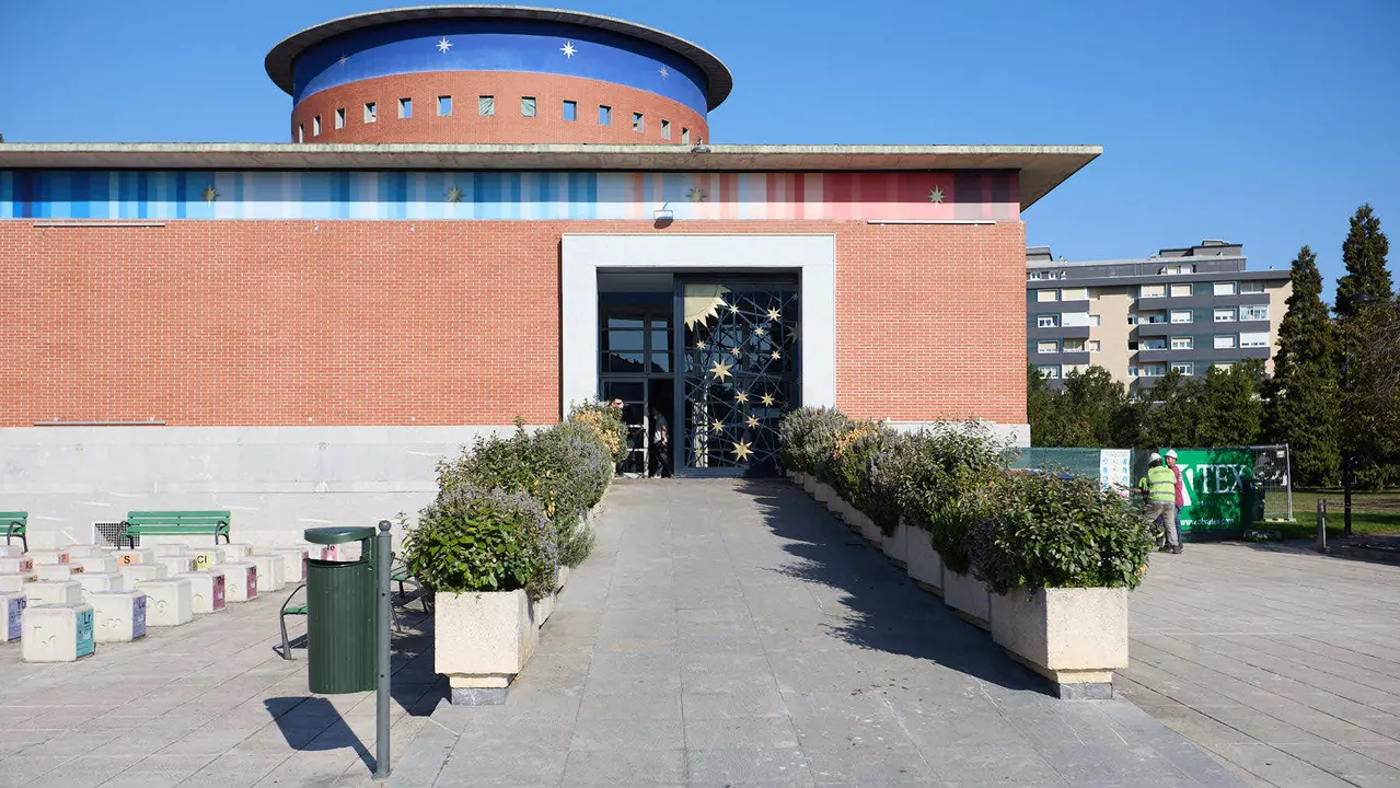 Estado del Planetario de Pamplona tras el incendio del pasado mes de enero y en cuyo interior han comenzado las tareas de desescombro en la Sala Tornamira, la más afectada por el fuego. IÑIGO ALZUGARAY