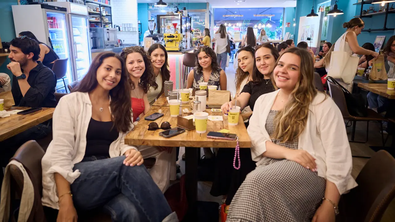 El Corte Inglés celebra un Coffee Party en Pamplona durante el inicio del curso universitario. PABLO LASAOSA