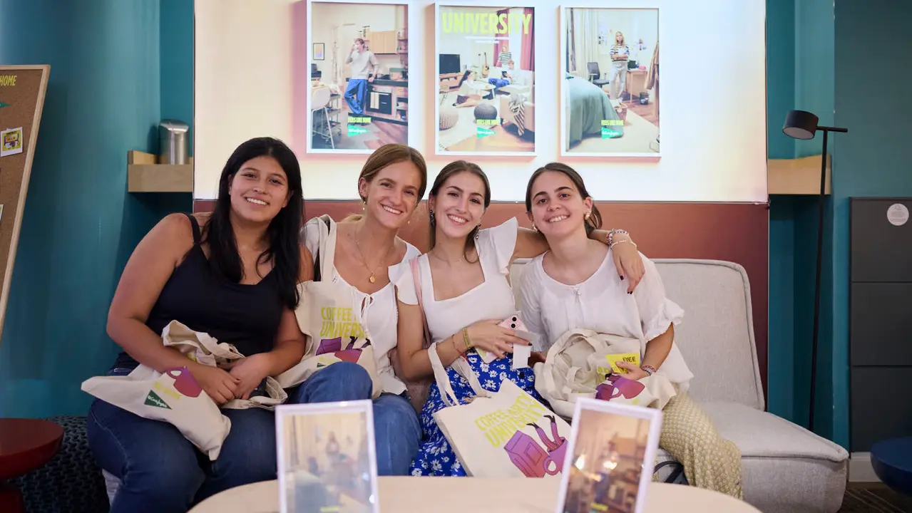 El Corte Inglés celebra un Coffee Party en Pamplona durante el inicio del curso universitario. PABLO LASAOSA