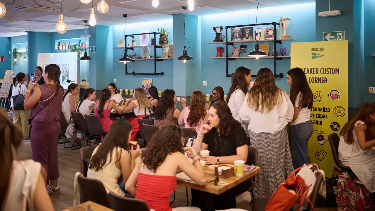 El Corte Inglés celebra un Coffee Party en Pamplona durante el inicio del curso universitario. PABLO LASAOSA