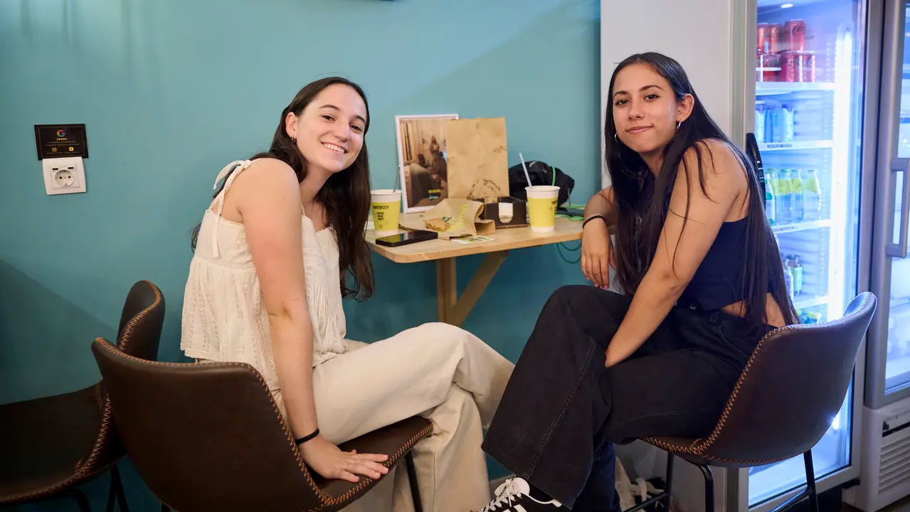 El Corte Inglés celebra un Coffee Party en Pamplona durante el inicio del curso universitario. PABLO LASAOSA