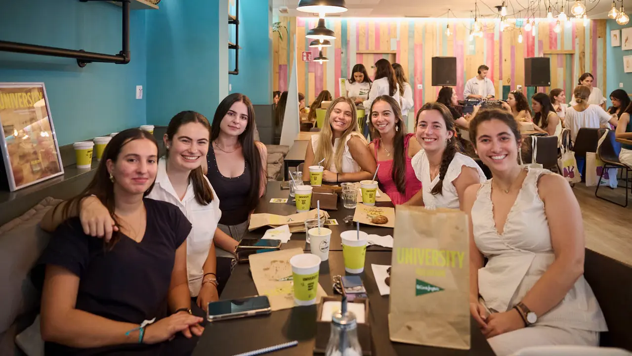 El Corte Inglés celebra un Coffee Party en Pamplona durante el inicio del curso universitario. PABLO LASAOSA