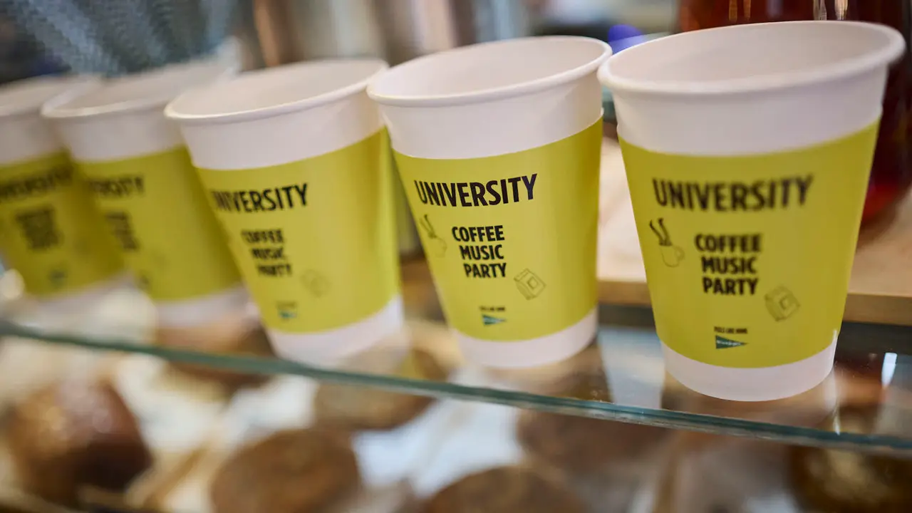 El Corte Inglés celebra un Coffee Party en Pamplona durante el inicio del curso universitario. PABLO LASAOSA